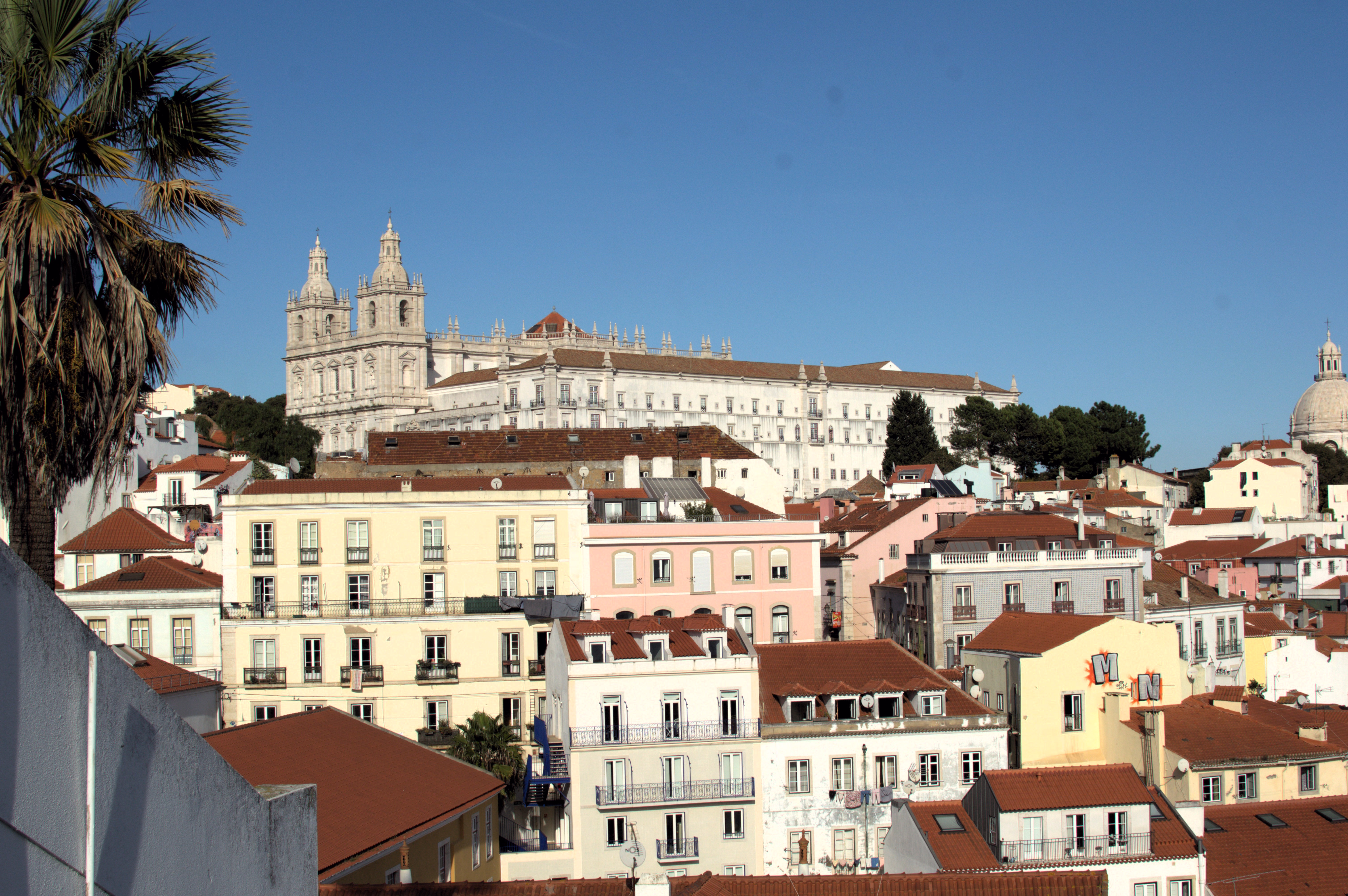 SNS sob pressão no verão de 2025: encerramentos temporários de urgências e planos de emergência testam resiliência do sistema de saúde em Portugal